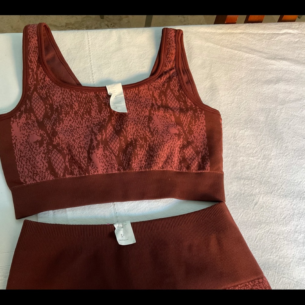 Fabletics snakeskin seamless Bra & Leggings